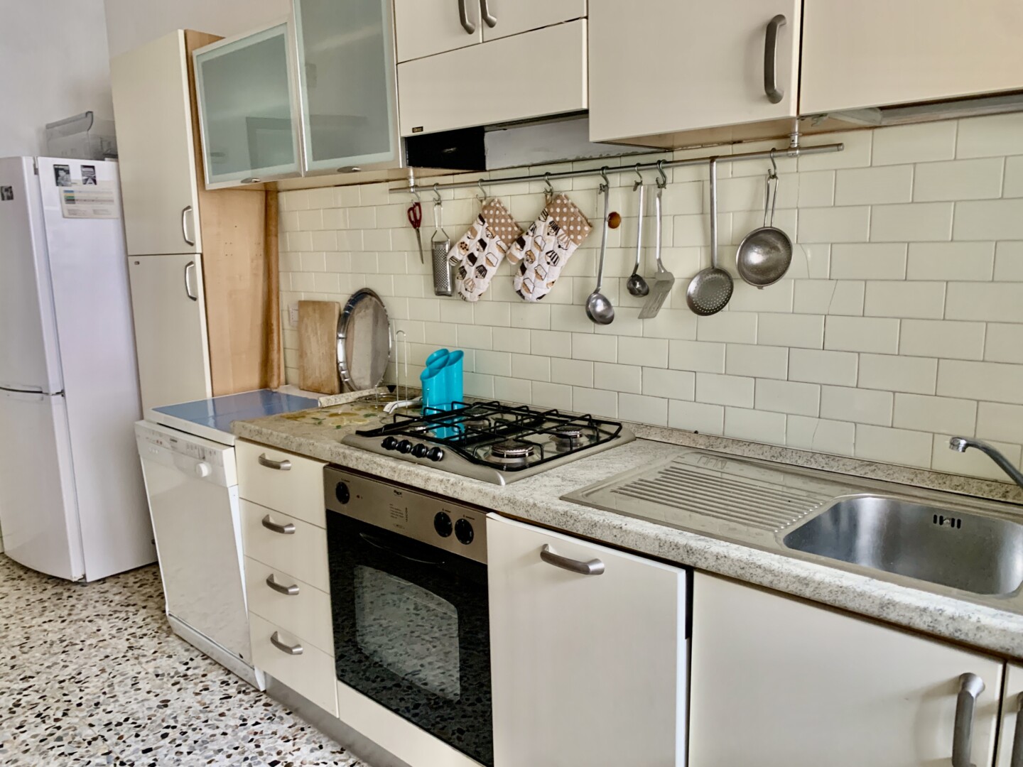 IMG_8471 Affittasi ampio appartamento 4 camere 2 bagni corte p.auto