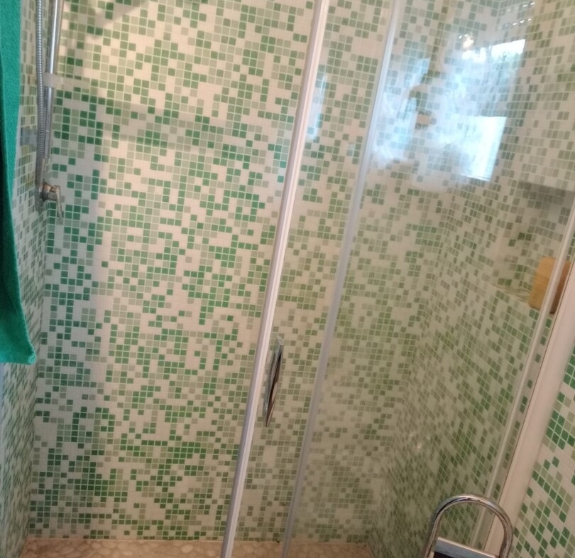 810