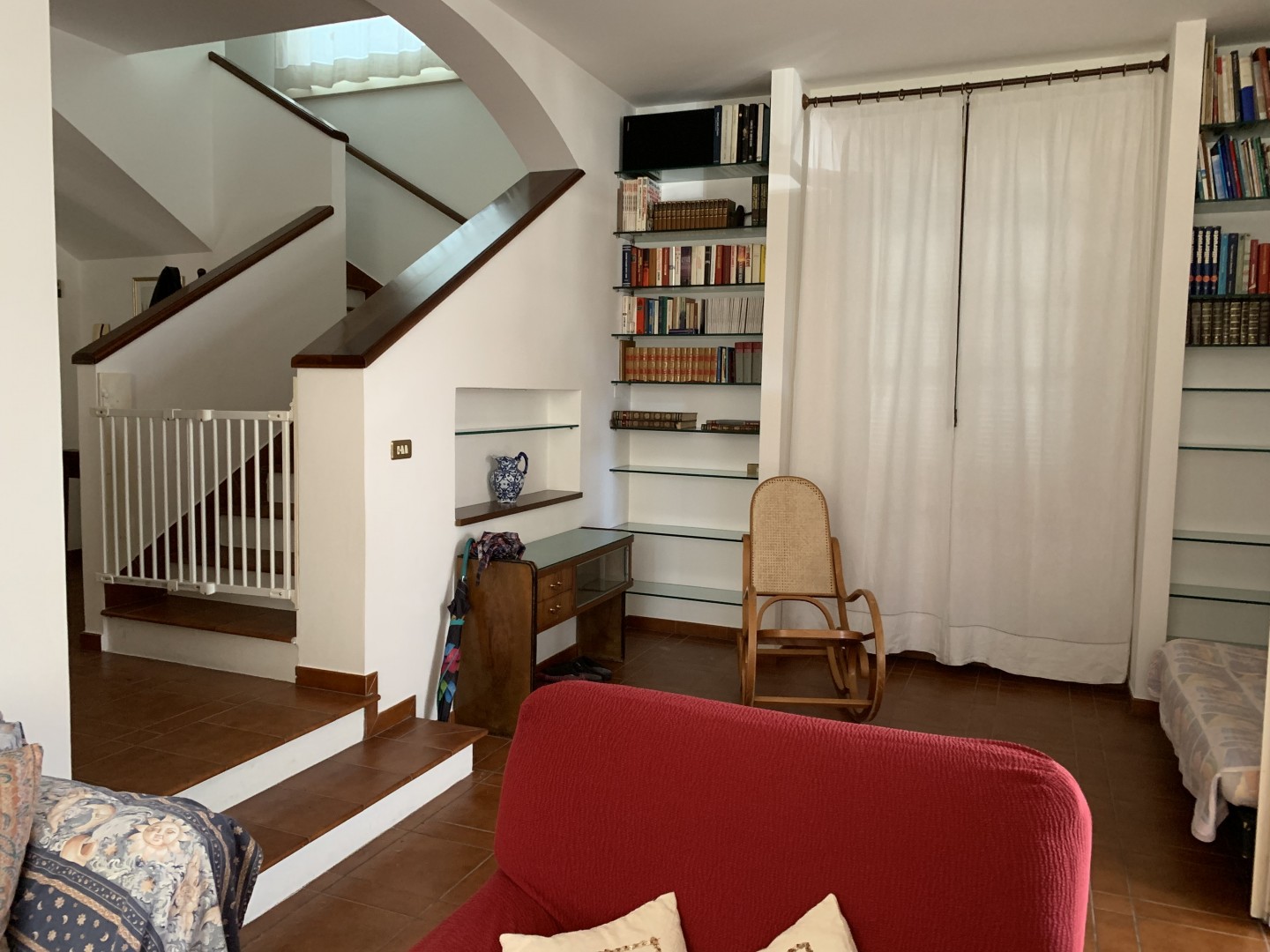 Affittasi  villa su due livelli  3 camere 2 bagni corte garage
