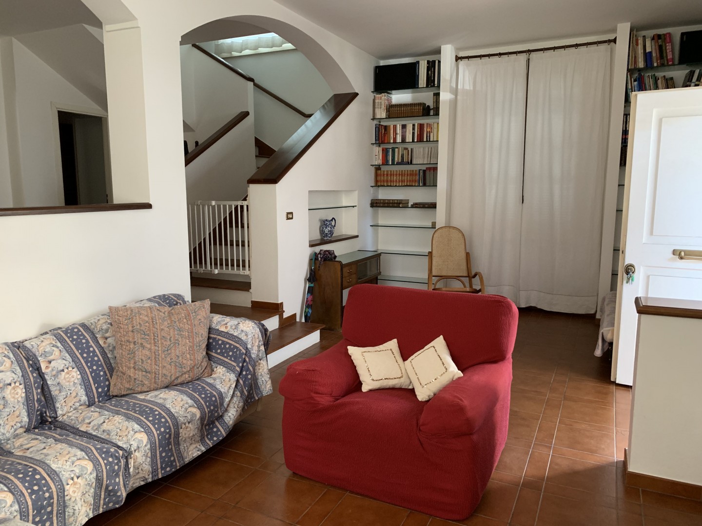 Affittasi  villa su due livelli  3 camere 2 bagni corte garage