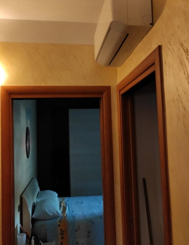608