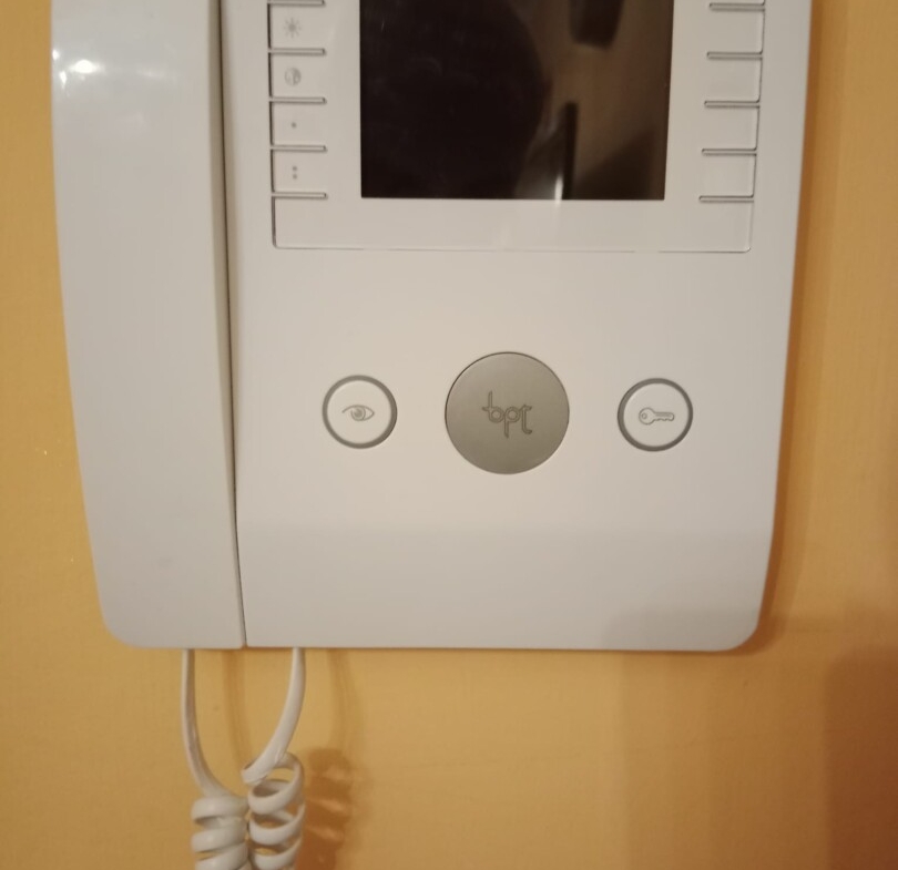 810