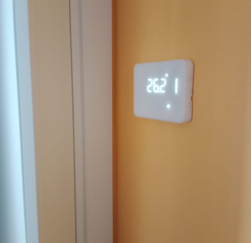 810