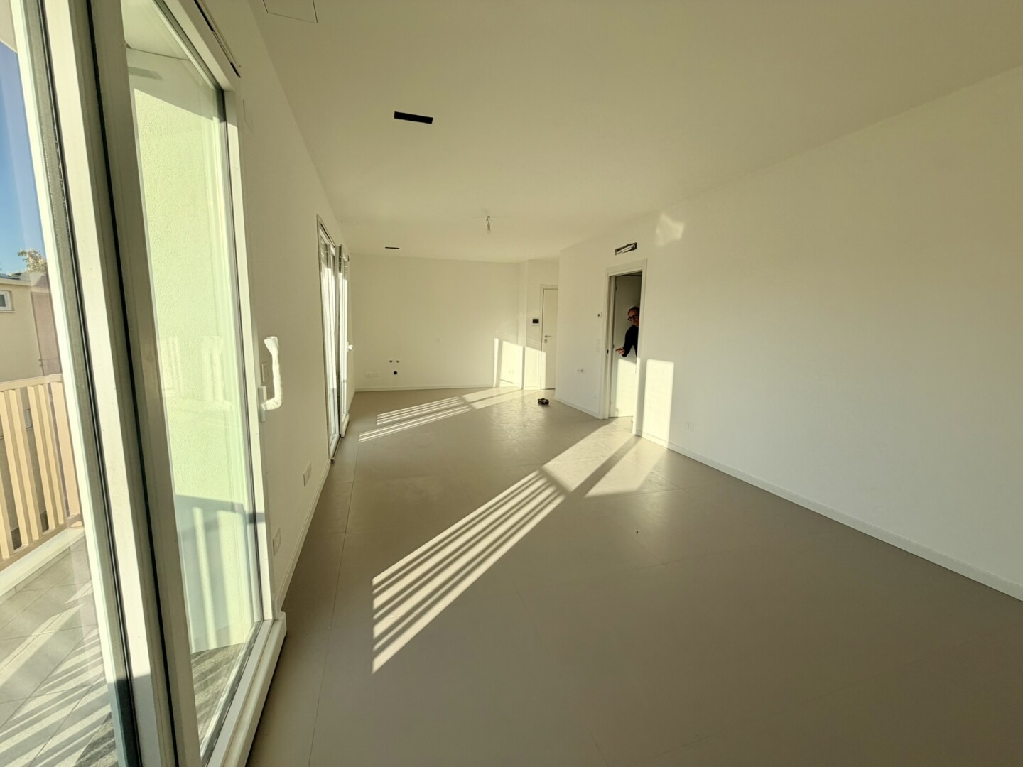 E9EEBB1B-AB25-474E-808B-5CCE89CFCF42_1_102_a Riccione alba mare 2 camere 2 bagni sogg-cottura balconi