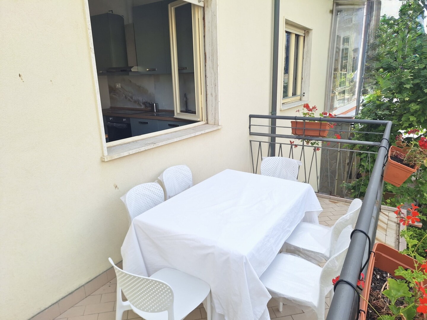 Affittasi Primo piano 3 camere doppie bagno sogg-cottura lavanderia terrazzo