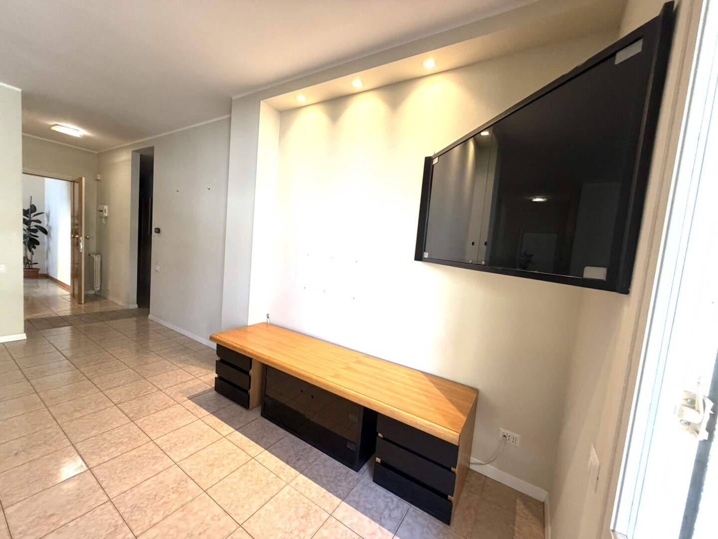 Affittasi paese piano rialzato 2 camere bagno sala cucina balcone