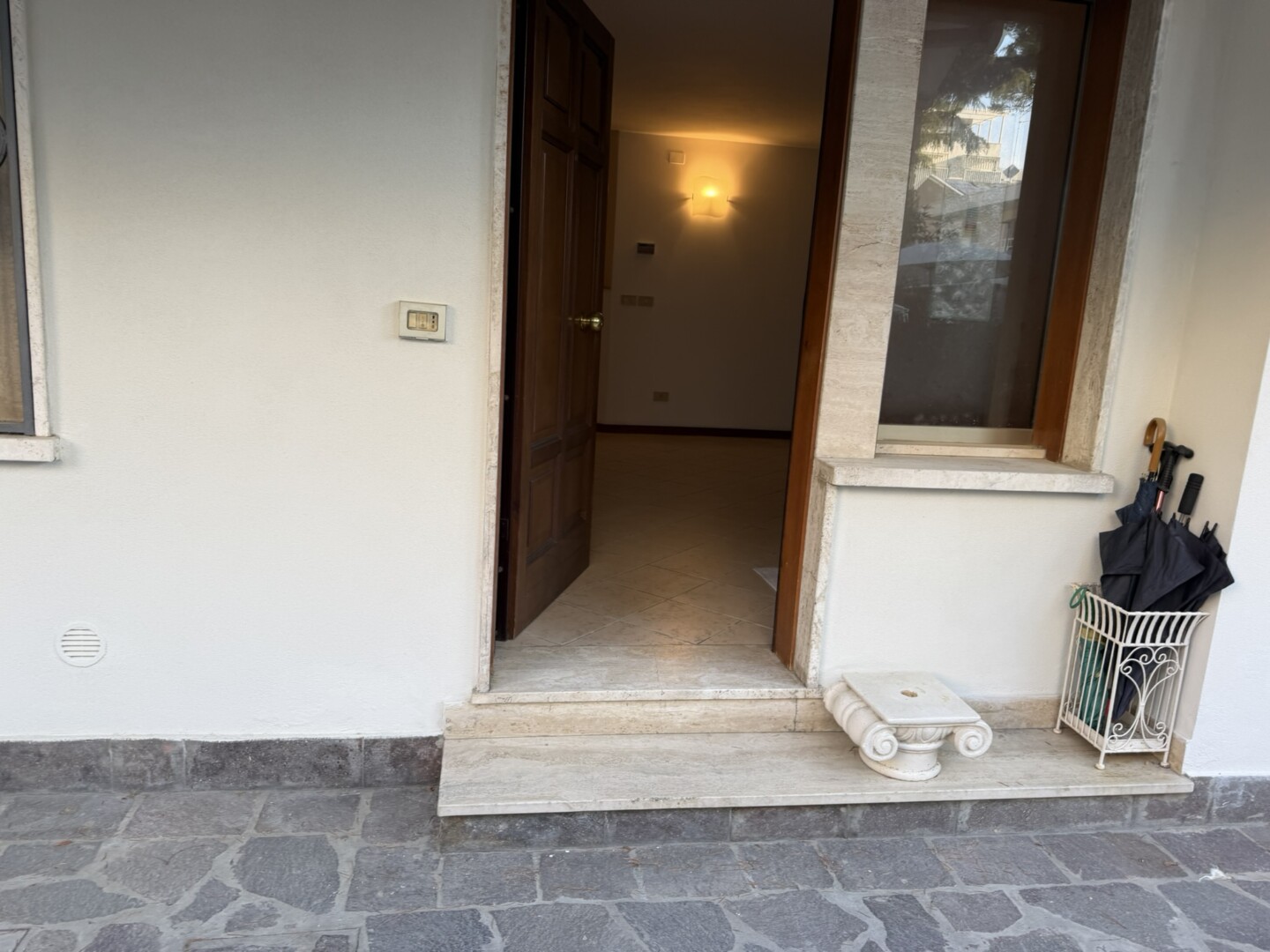 Riccione Abissinia P. terra ampia sala  2 camere 2 bagni cucina corte