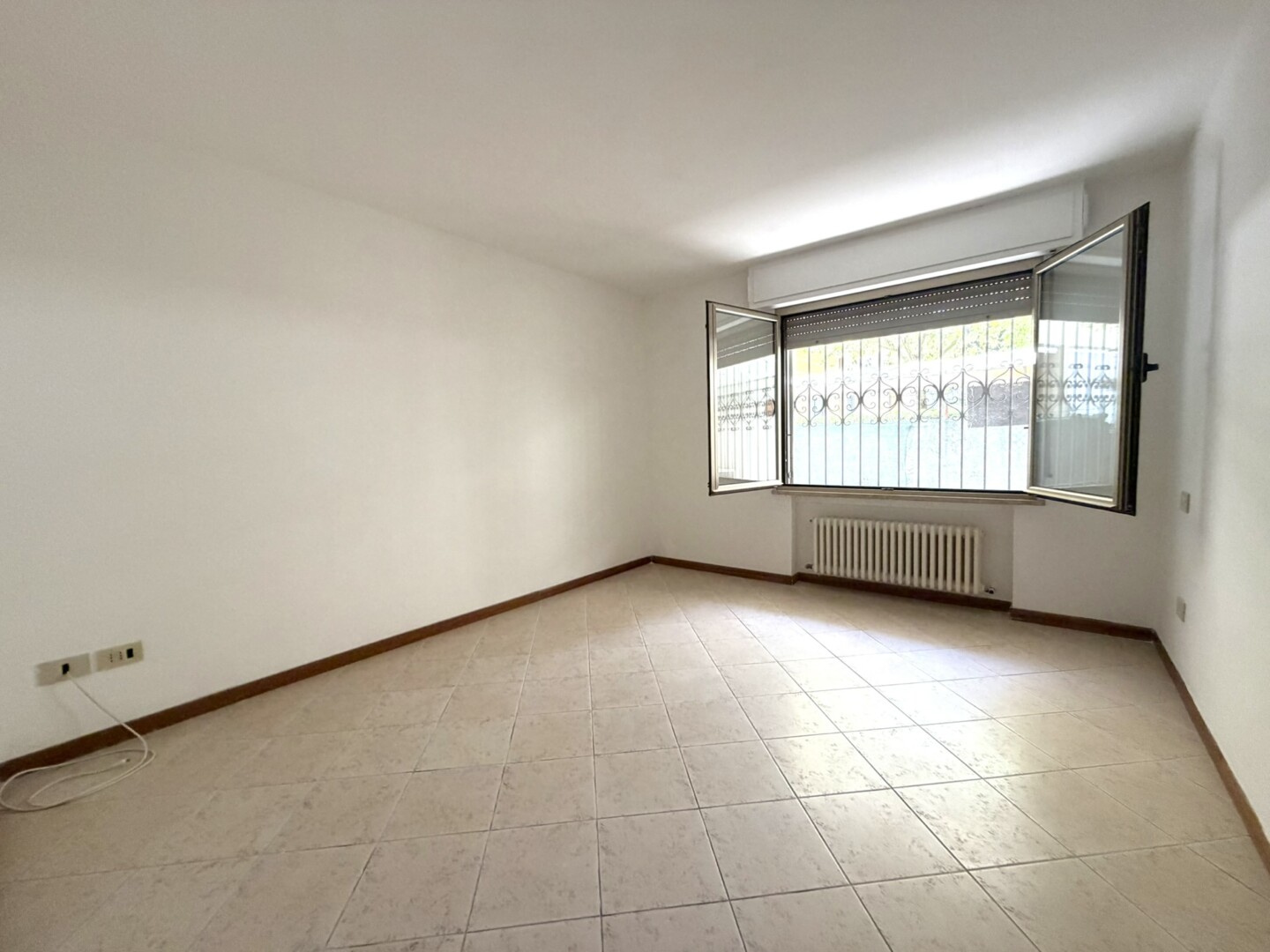 Riccione Abissinia P. terra ampia sala  2 camere 2 bagni cucina corte