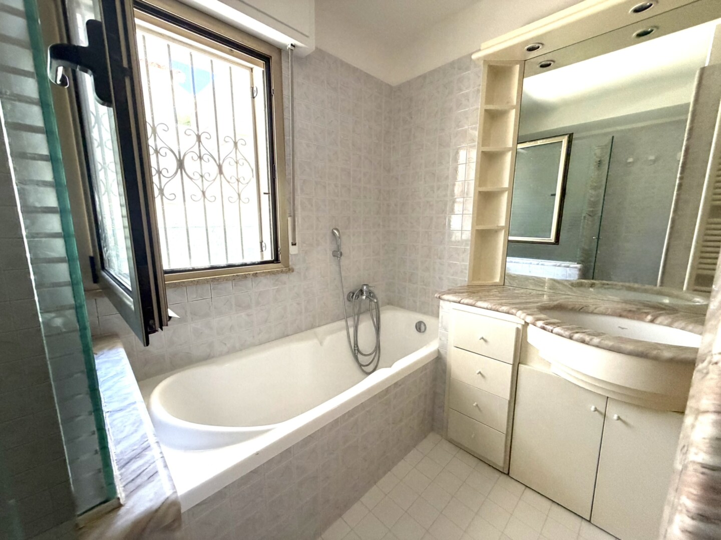 Riccione Abissinia P. terra ampia sala  2 camere 2 bagni cucina corte