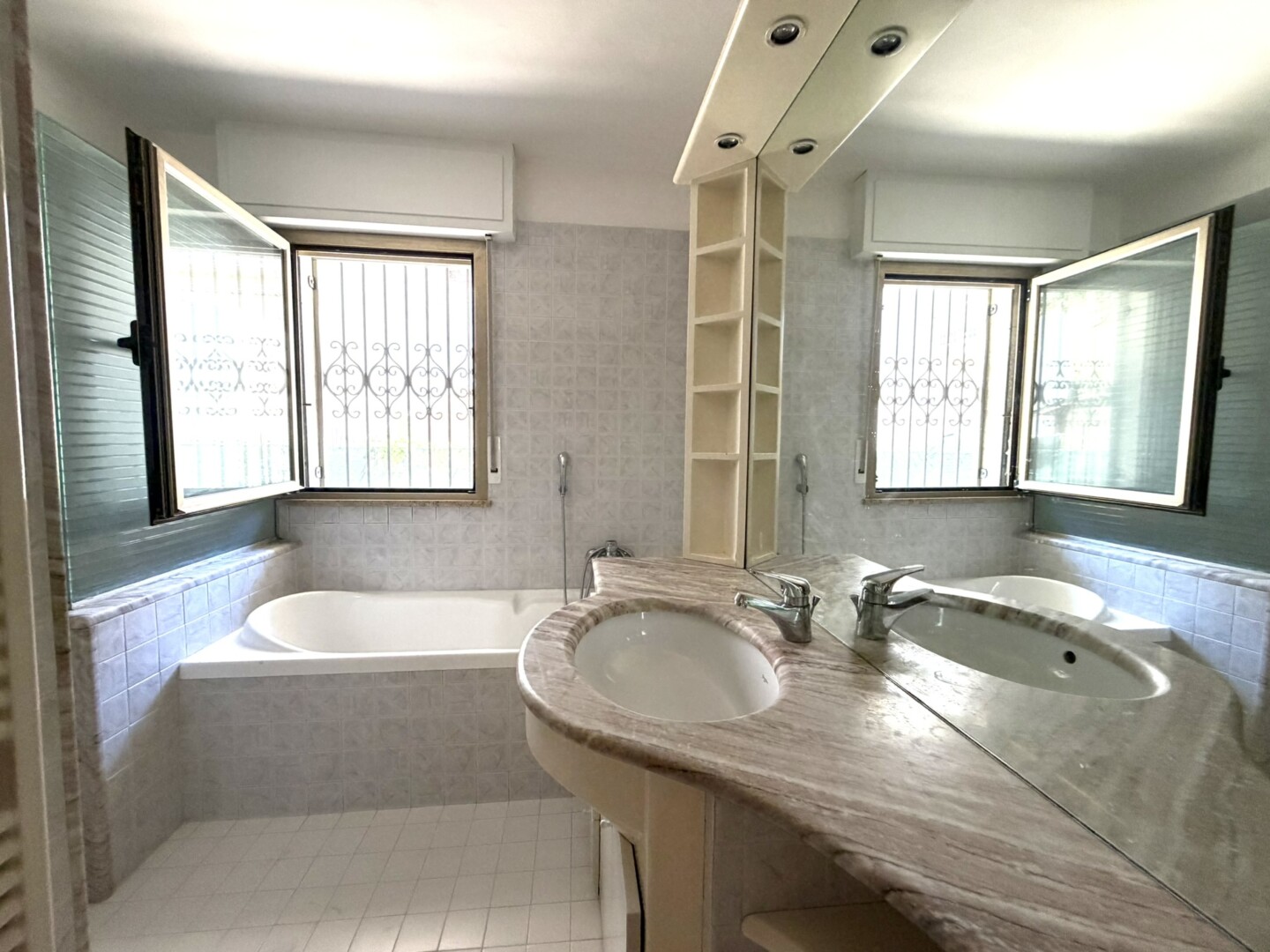 Riccione Abissinia P. terra ampia sala  2 camere 2 bagni cucina corte