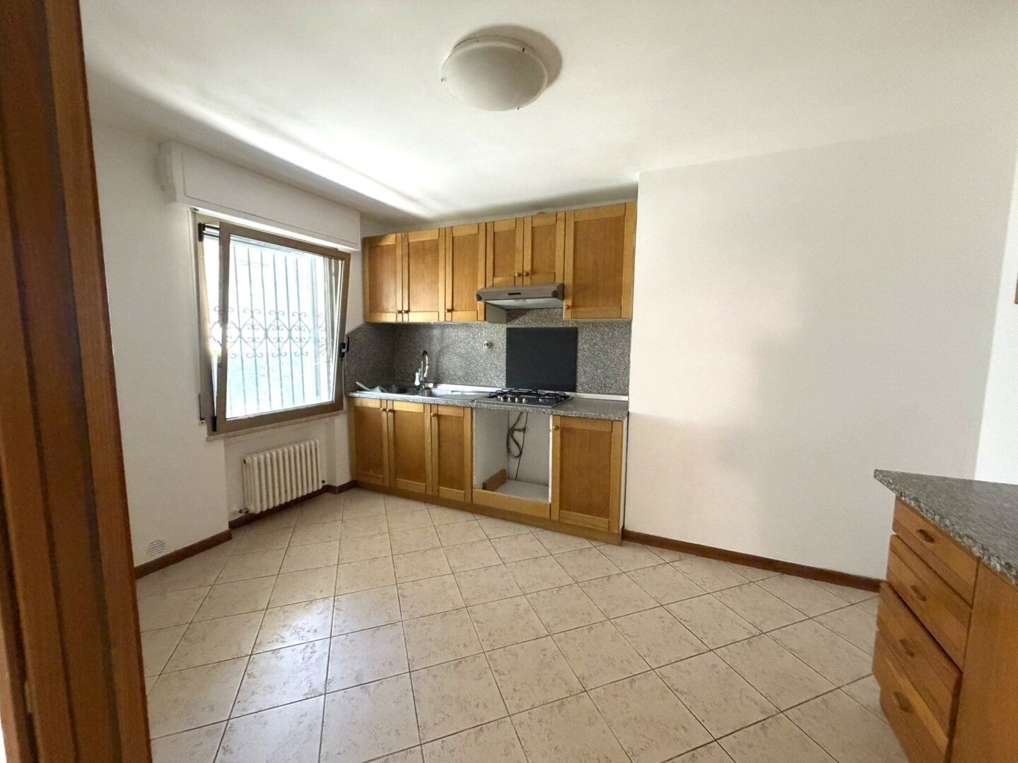 Riccione Abissinia P. terra ampia sala  2 camere 2 bagni cucina corte