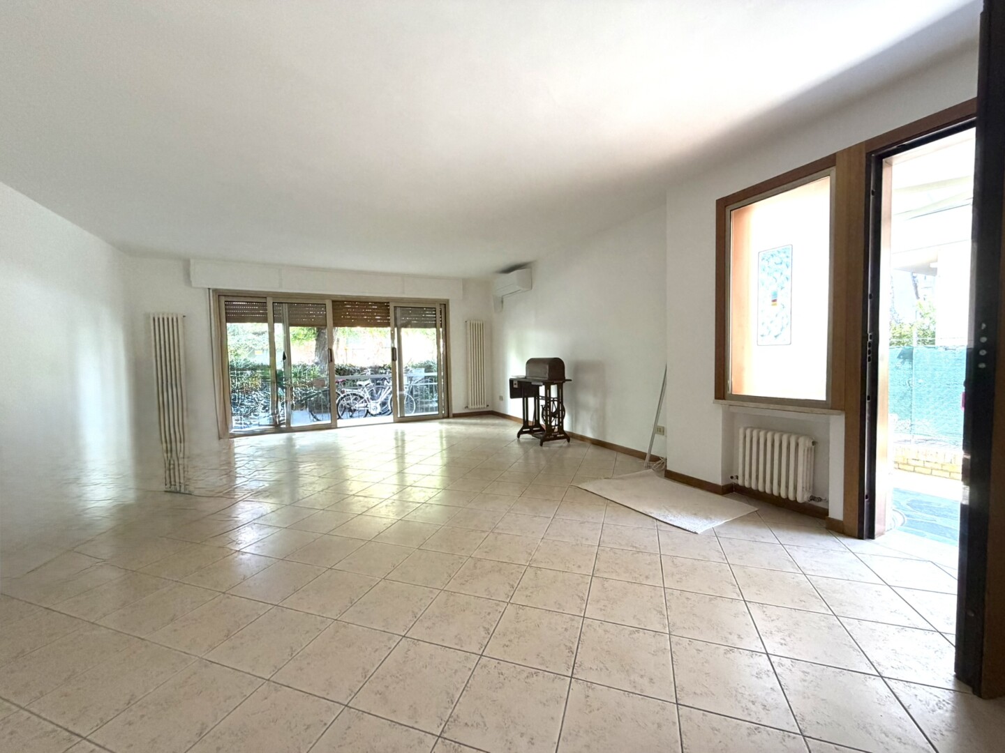 Riccione Abissinia P. terra ampia sala  2 camere 2 bagni cucina corte