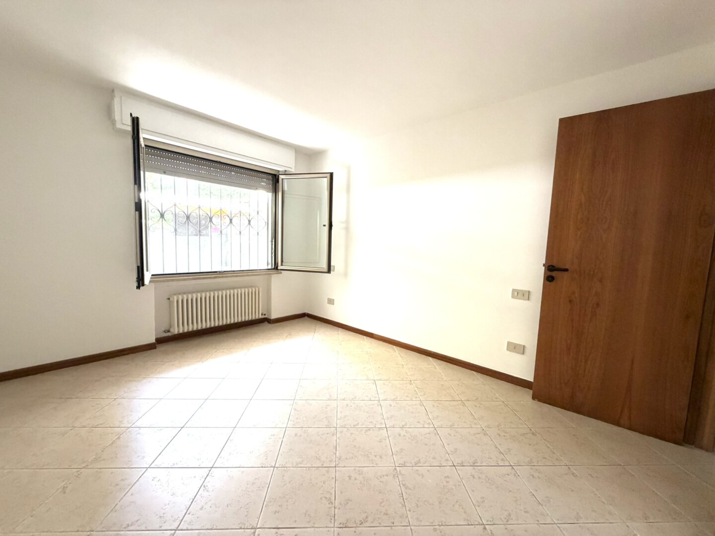 Riccione Abissinia P. terra ampia sala  2 camere 2 bagni cucina corte