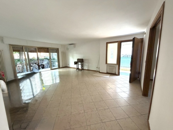Riccione Abissinia P. terra ampia sala  2 camere 2 bagni cucina corte