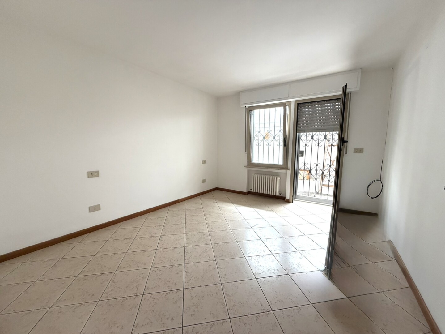 Riccione Abissinia P. terra ampia sala  2 camere 2 bagni cucina corte