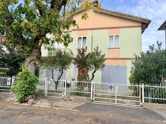 Riccione casa indip. due app.ti garage e ampio laboratorio giardino mansarda