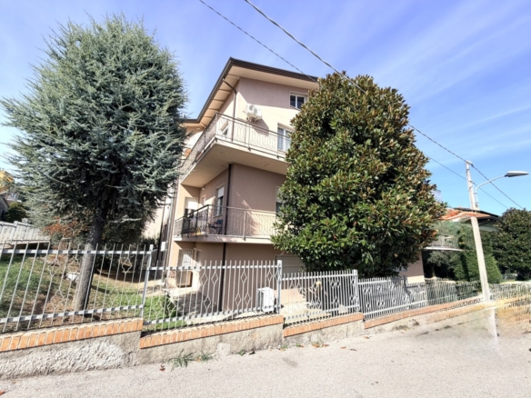 Rimini ampio appartamento sala cucina 2 camere bagno balcone garage