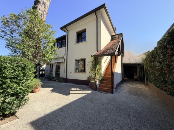 Riccione abissinia Villa indip. con 2 appartamenti giardino garage